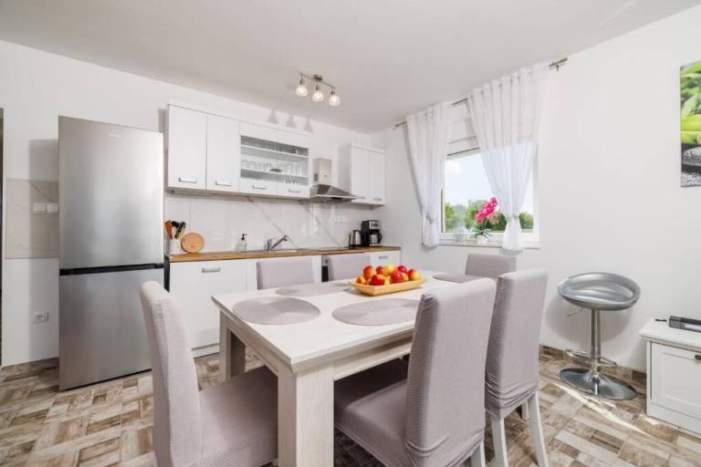 Rental apartment with barbeque, terrace & garden | Sea view — photo 5