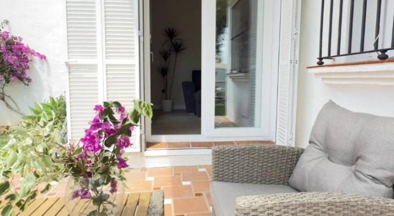 Apartment with patio, pool & yard — photo 4