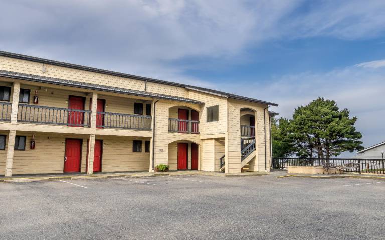 Gold Beach Inn and Ireland's Rustic Lodge in Gold Beach, OR