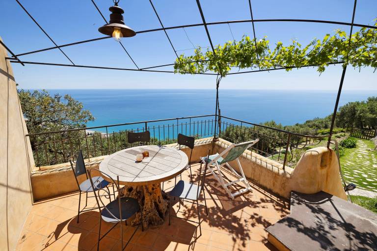 Apartment 'Mandarino' with Sea View, Wi-Fi and Air Conditioning in Finale Ligure