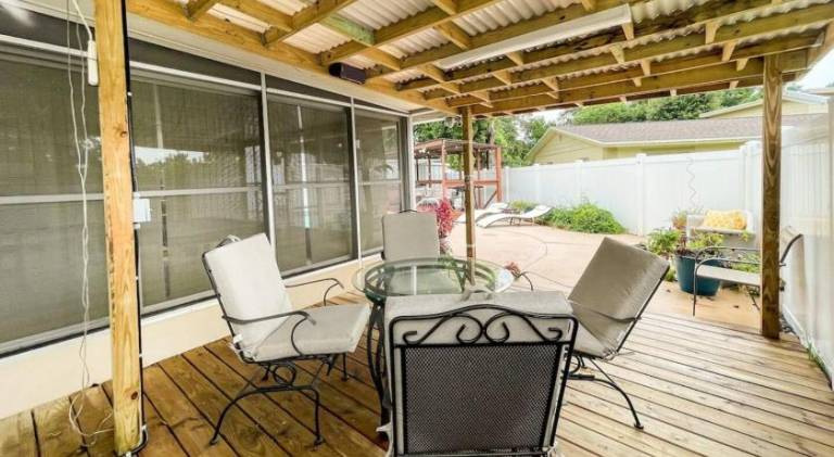 Stylish Heated Pool House Near the Beach — photo 5