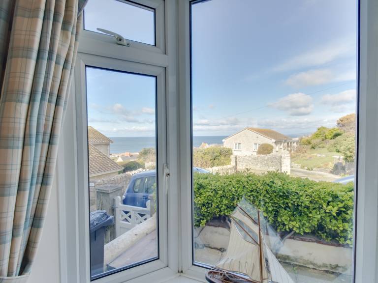 Cottage with yard | Beach view — photo 4