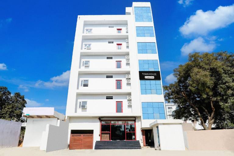 Super Townhouse Balua Road Pahadiya in Varanasi