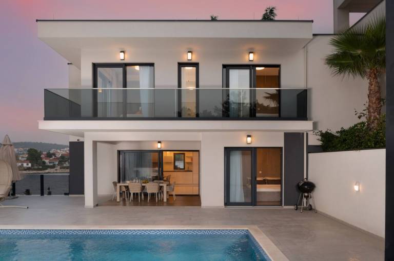 Villa with yard, patio & grill | Water view — photo 2