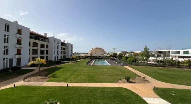 Gardens Pool by FHR Golf, piscina e parking — photo 3