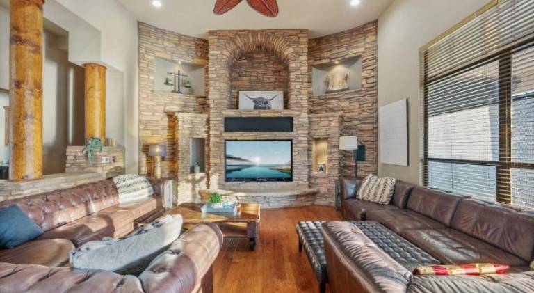 Sleeps 25 • Heated Pool and Spa • Pickleball Court — photo 2