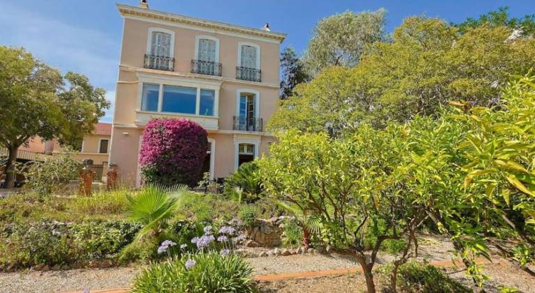 Villa with 5 rooms for 11 persons in Hyères