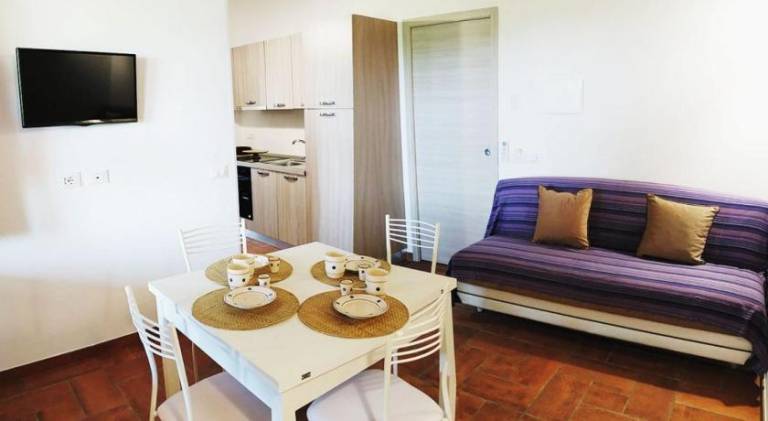 Charming serviced apartment with yard & patio | Pets allowed — photo 5