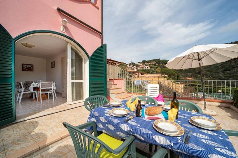 Holiday apartment with patio — photo 2