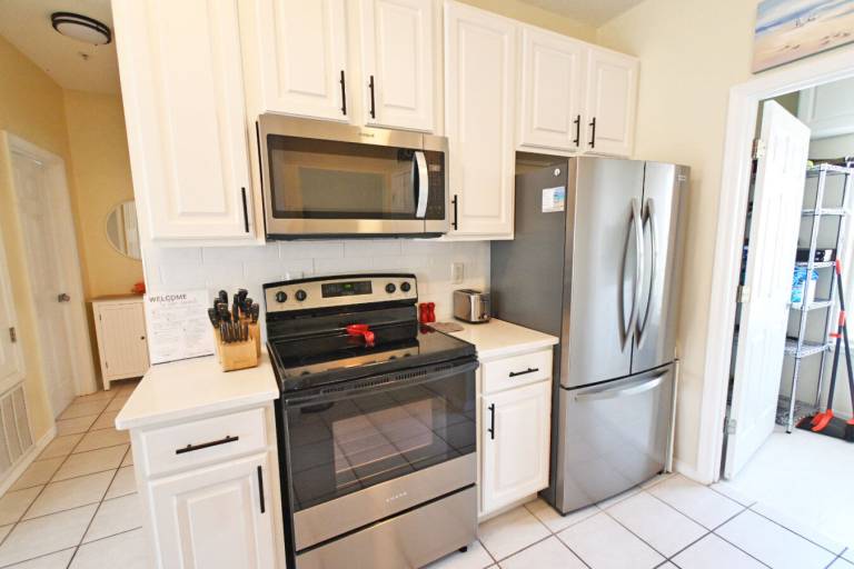 Condo with terrace, private pool & barbecue | Water view — photo 5