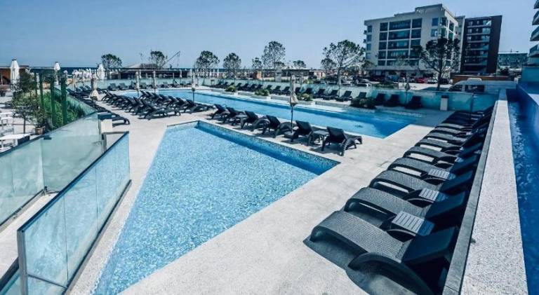 Wonderful serviced apartment with pool, sauna & patio | Close to the beach | Dogs allowed in Constanta