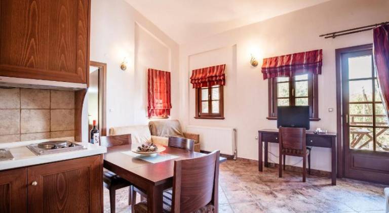 Serviced apartment with yard, pool & patio | Suitable for remote work | Dogs allowed — photo 4