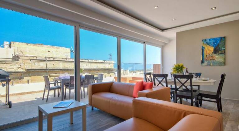 Valletta Luxe 3-Bedroom Duplex Penthouse with Sea View Terrace and Jacuzzi — photo 5