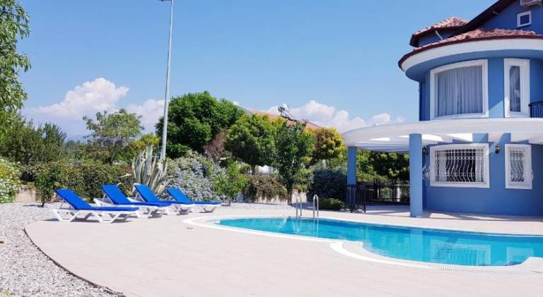 Villa with jacuzzi, private pool & yard — photo 3