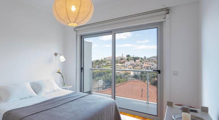 Rental apartment with terrace, jacuzzi & yard — photo 2
