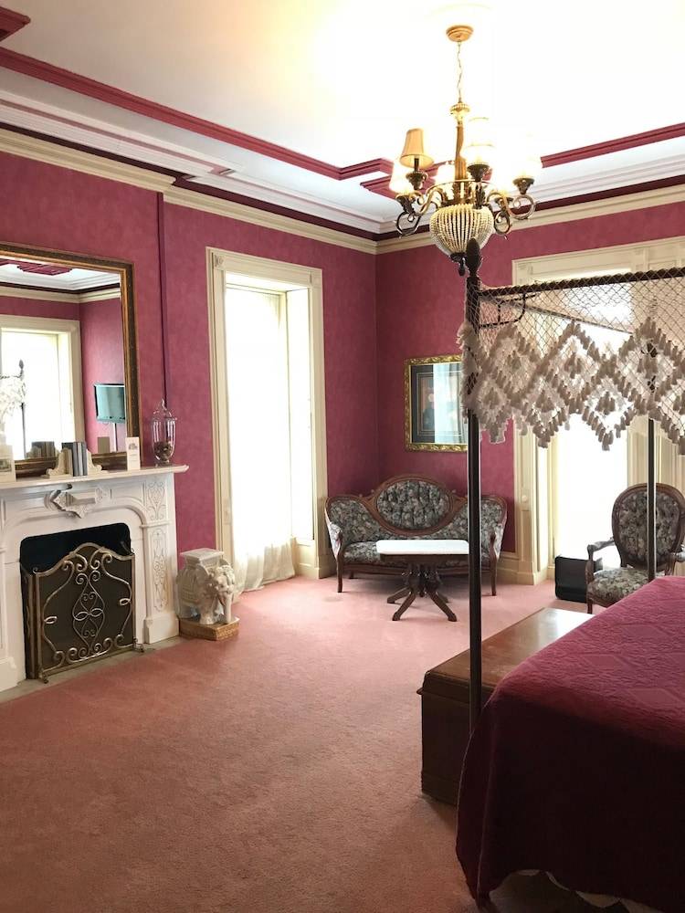 Bed and Breakfast in Saratoga Springs from 186 HomeToGo