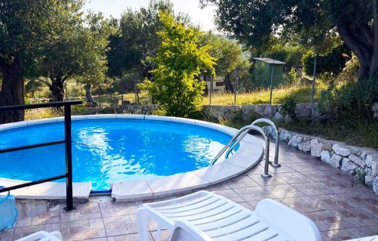 Villa with terrace, yard & private pool | Pets are welcome — photo 3