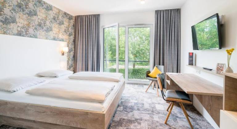 Stadthotel Lohne Self Check in & entspannt im Cafe fruhstucken