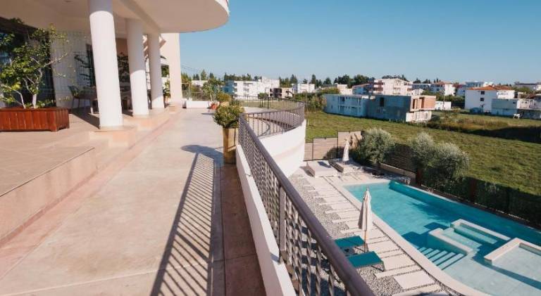 Beautiful rental apartment with yard, pool & hot tub | Good for workation | Pets allowed — photo 5