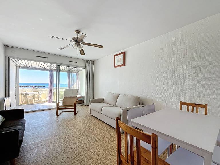 Beachfront Studio for 4 with Terrace, WiFi, and Direct Beach Access — photo 2