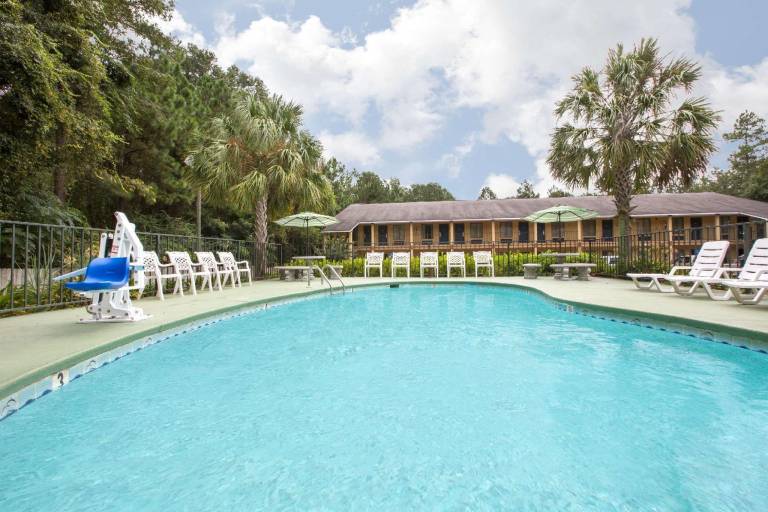 Howard Johnson by Wyndham Dothan — photo 2