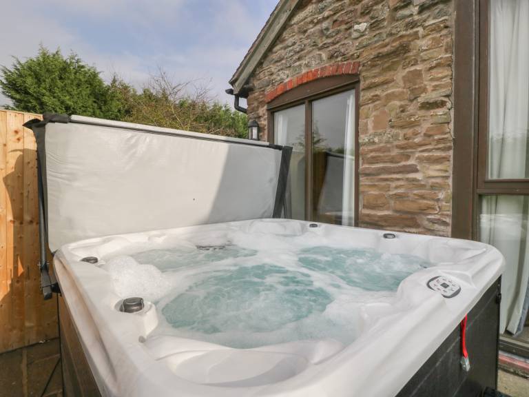 Family-oriented cottage with garden & jacuzzi | Pets are welcome — photo 3