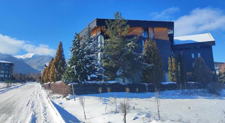 Holiday apartment with BBQ, private pool & yard in Razlog