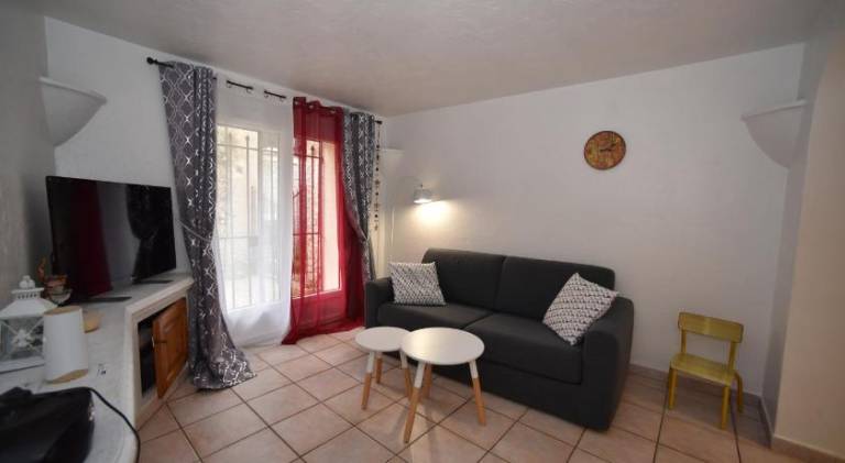 Fully equipped rental apartment with patio | Pet-friendly — photo 2