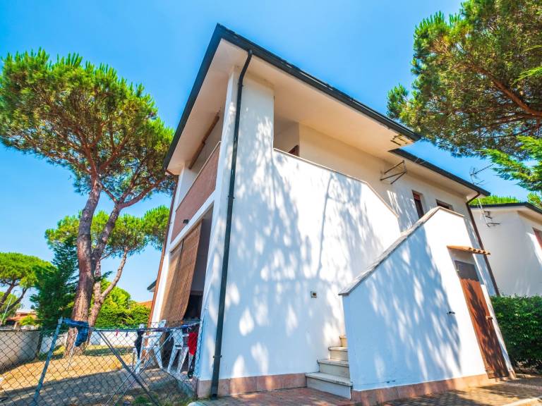 Vacation home with terrace, barbecue & garden — photo 4