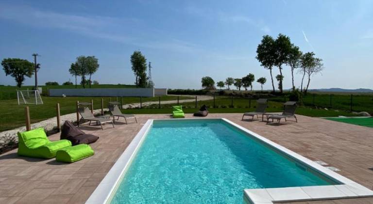 Charming farm with BBQ, pool & garden | Dogs allowed in Mantua