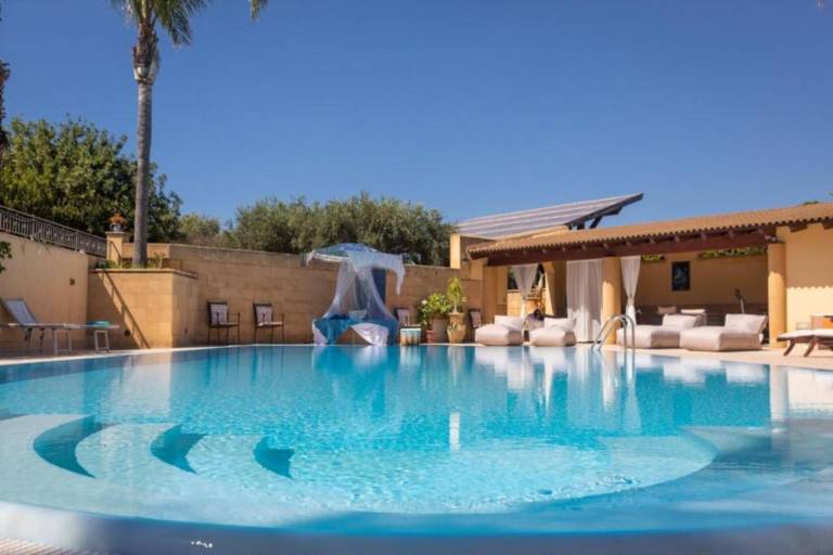 Apartment 'Depandance with Shared Pool', Wi-Fi and Air Conditioning in Trapani