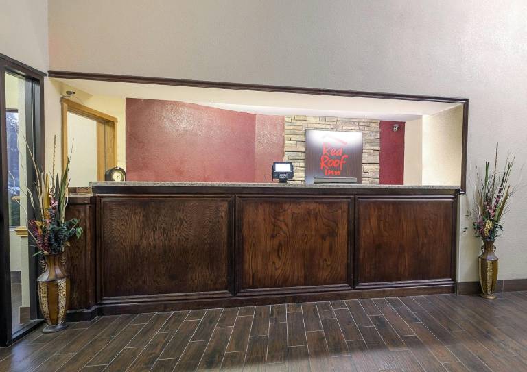 Red Roof Inn & Suites Hermitage — photo 4