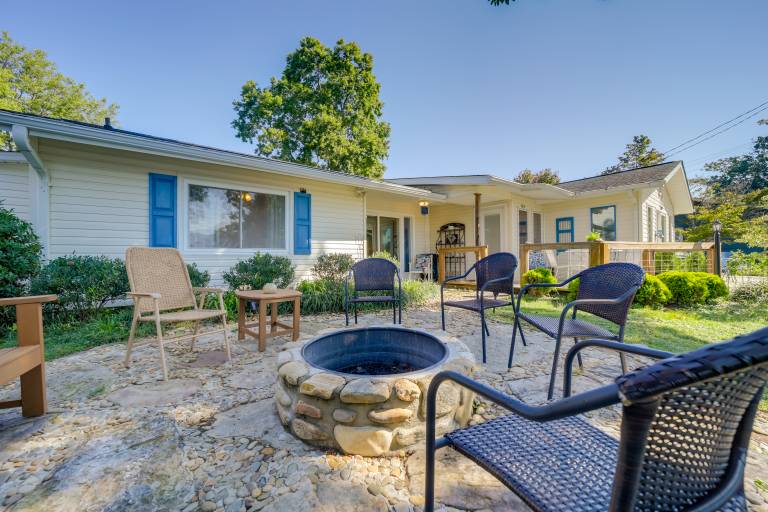 Serene Lake Junaluska Gem: Deck & Mountain Views in Wayne, NC