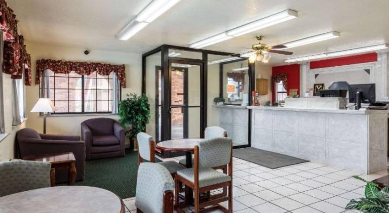Econo Lodge & Suites Brinkley — photo 3
