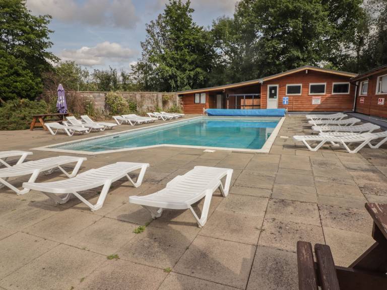 Cottage with pool — photo 3