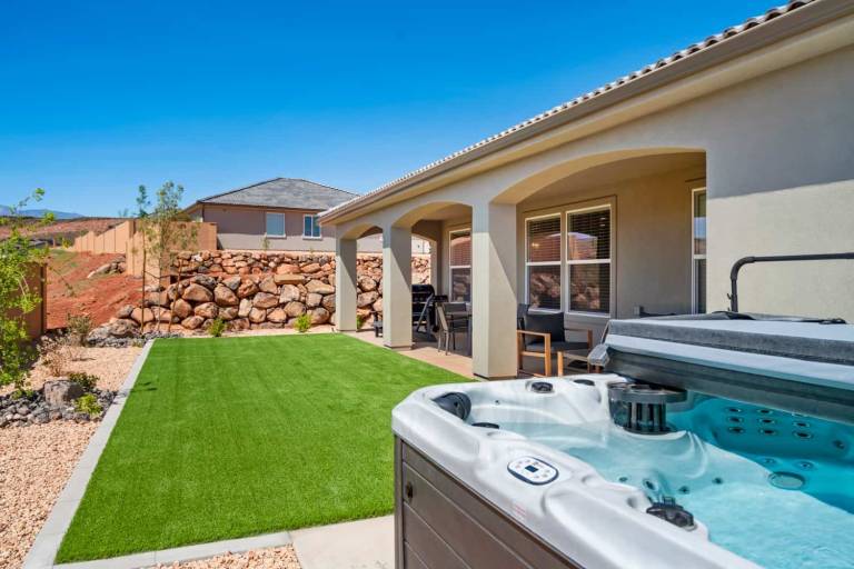 Vacation home with barbecue, hot tub & pool — photo 2