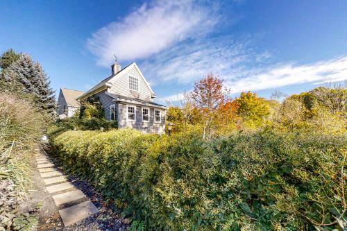 House  Pond Cove