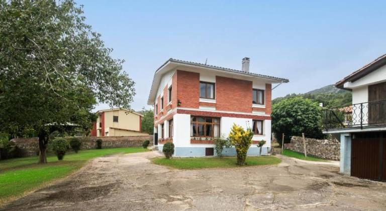 Chalet with 4 rooms for 9 persons in Llanes