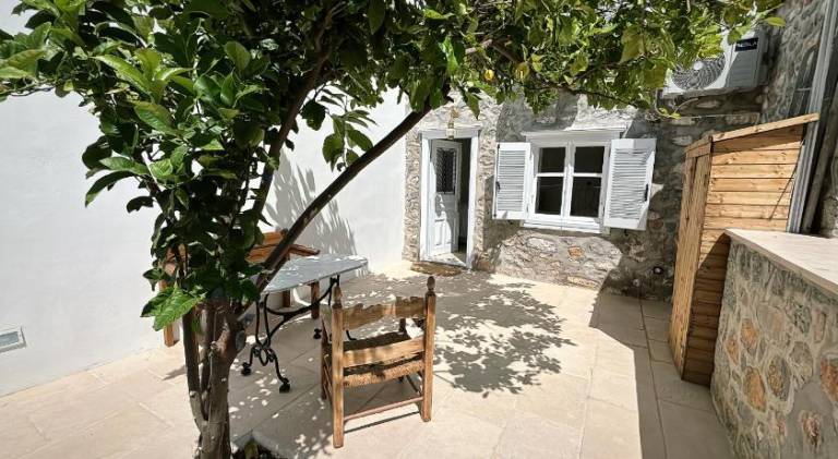 Holiday apartment with patio & yard — photo 5