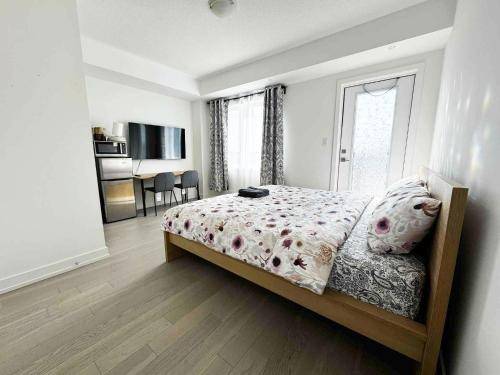 Modern Private Room Private Bathroom with King Bed with TV and Balcony Midtown Downtown Toronto