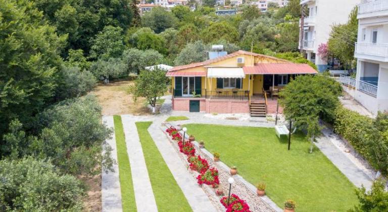 House with garden, barbecue & patio | Close to the beach | Good for workation | Pets allowed in Kavala