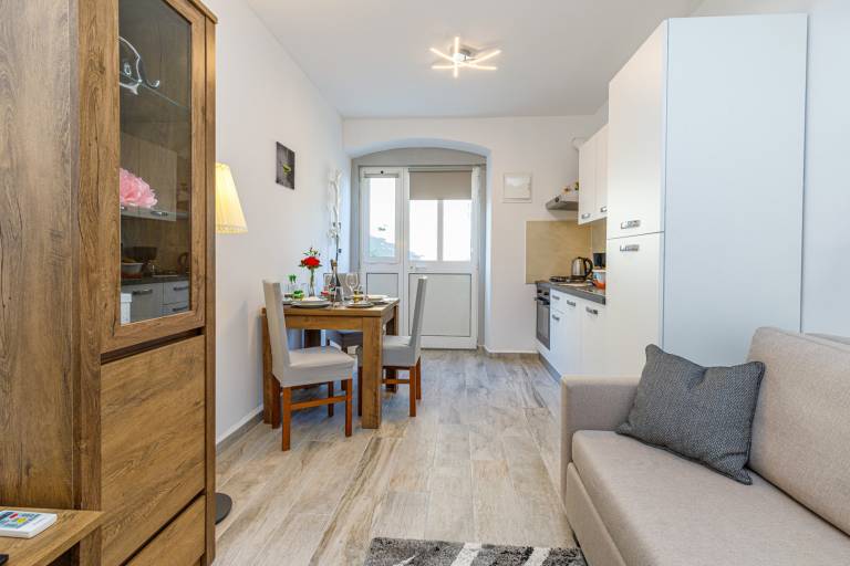 Apartment with yard, barbecue & patio | City view | Pets allowed — photo 5