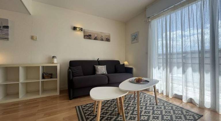 Apartment with pool — photo 2