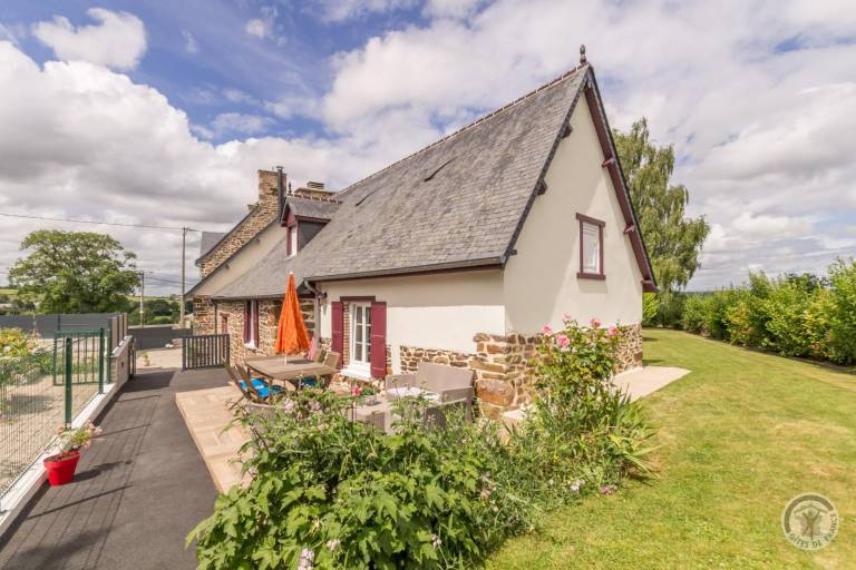 Gite with patio, barbeque & garden in Coutances