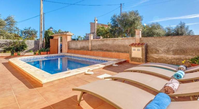 Vacation home with yard, private pool & patio — photo 2