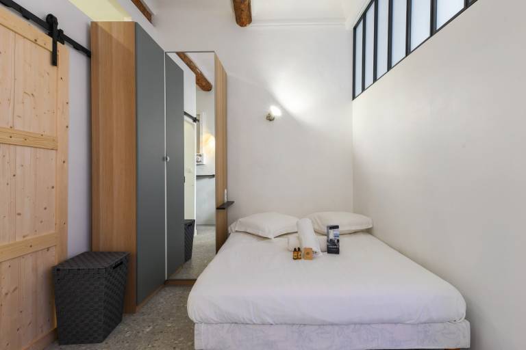 Family-friendly studio | Near Marseille Cathedral | Perfect for remote work | Pets are welcome — photo 4