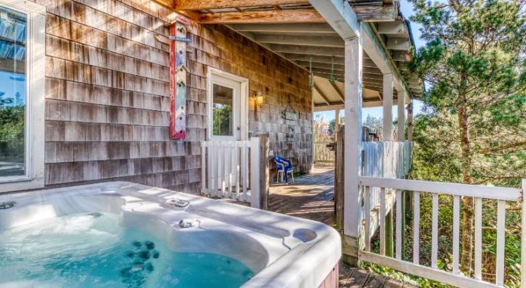 House with jacuzzi — photo 5