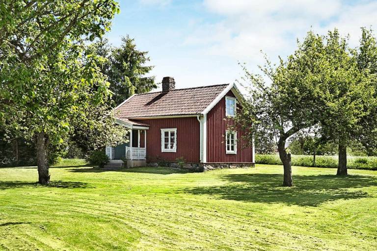 House with BBQ & yard — photo 2