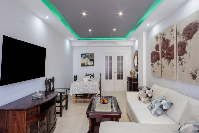 Holiday apartment with garden & hot tub | City view | Good for workation in Seville