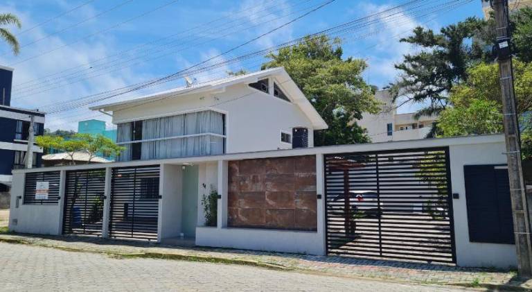 House with yard & barbeque in Bombinhas
